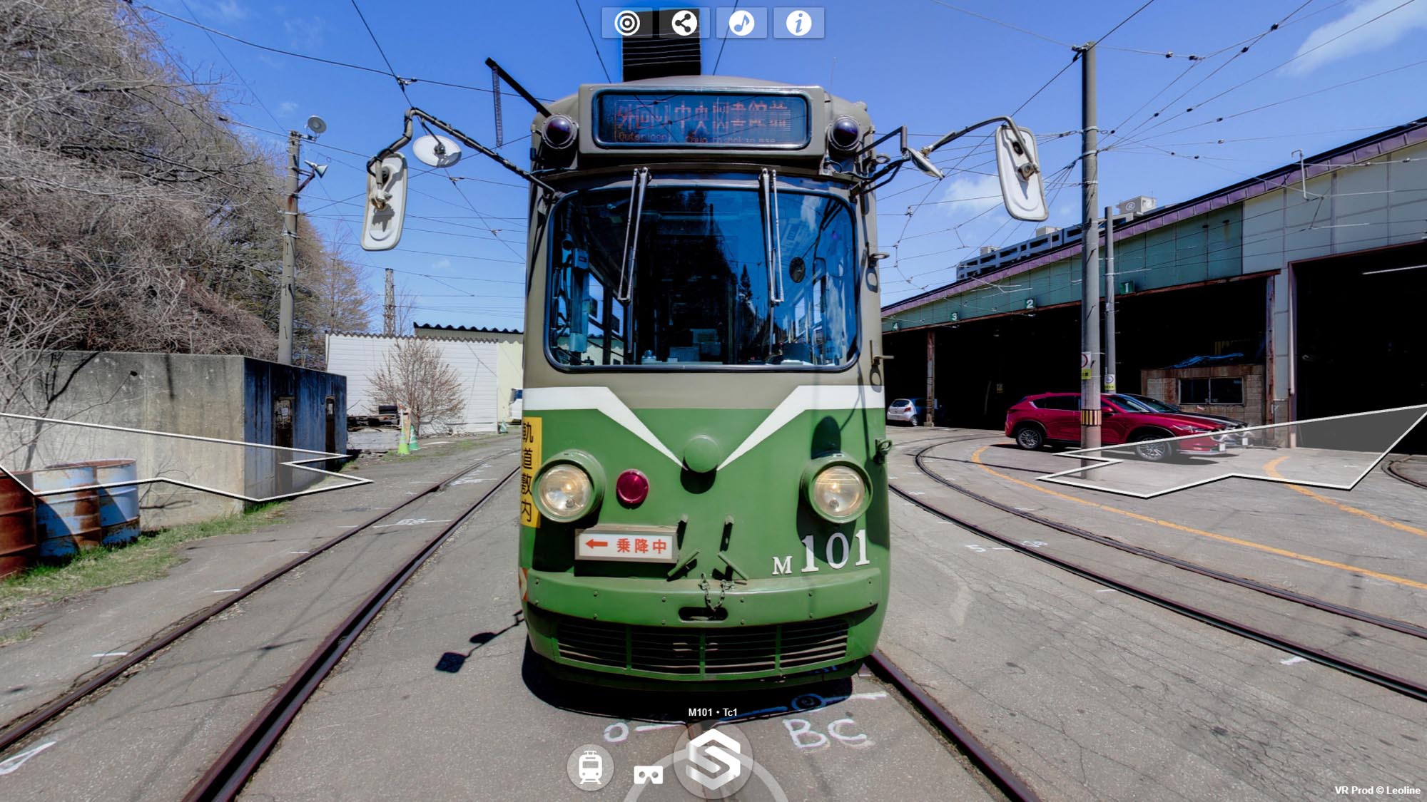 札幌市電M101の正面。丸みを帯びた車体、前照灯、方向表示器