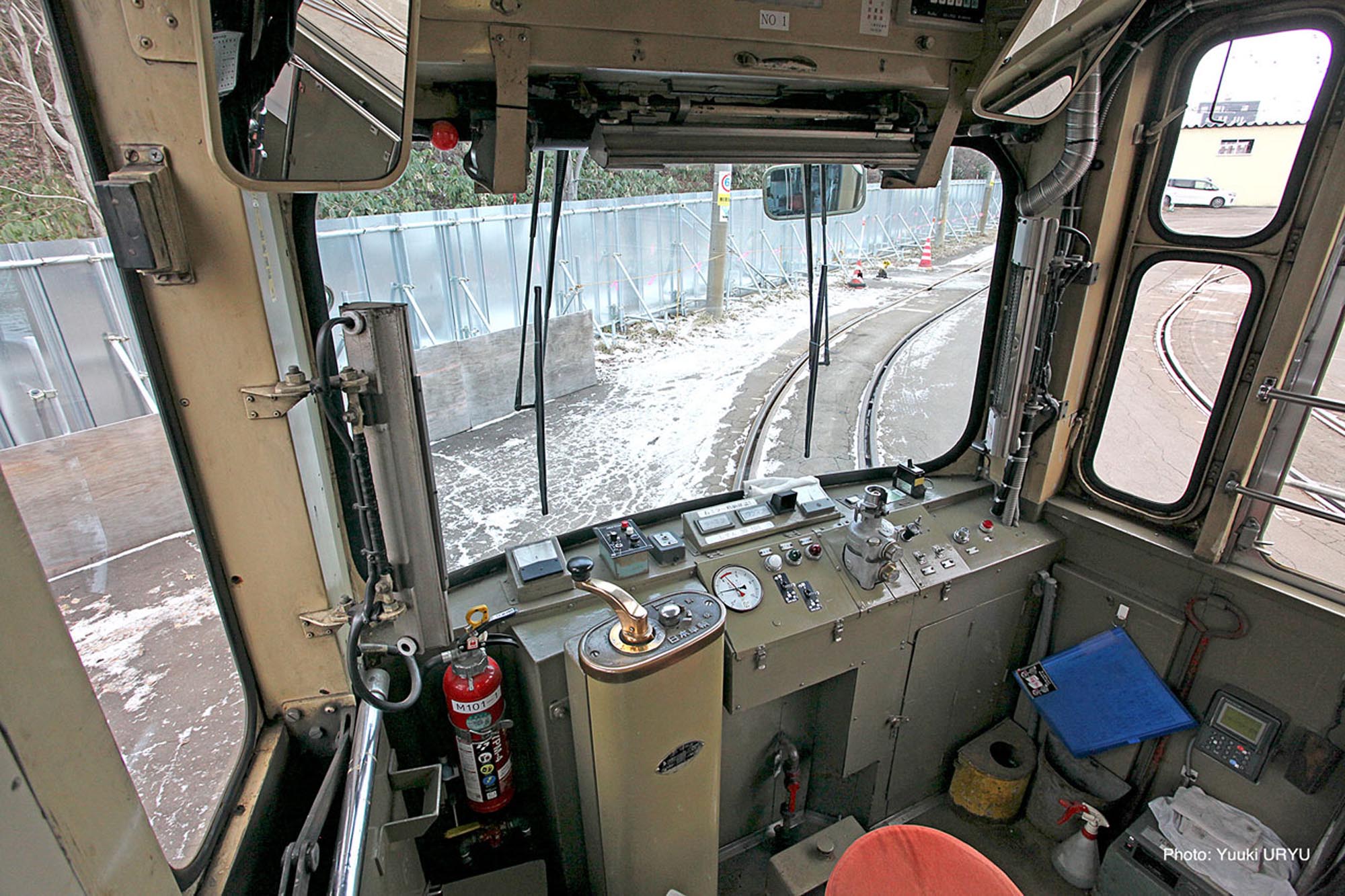 札幌市電M101の運転台全景。操作器、計器、前方視界