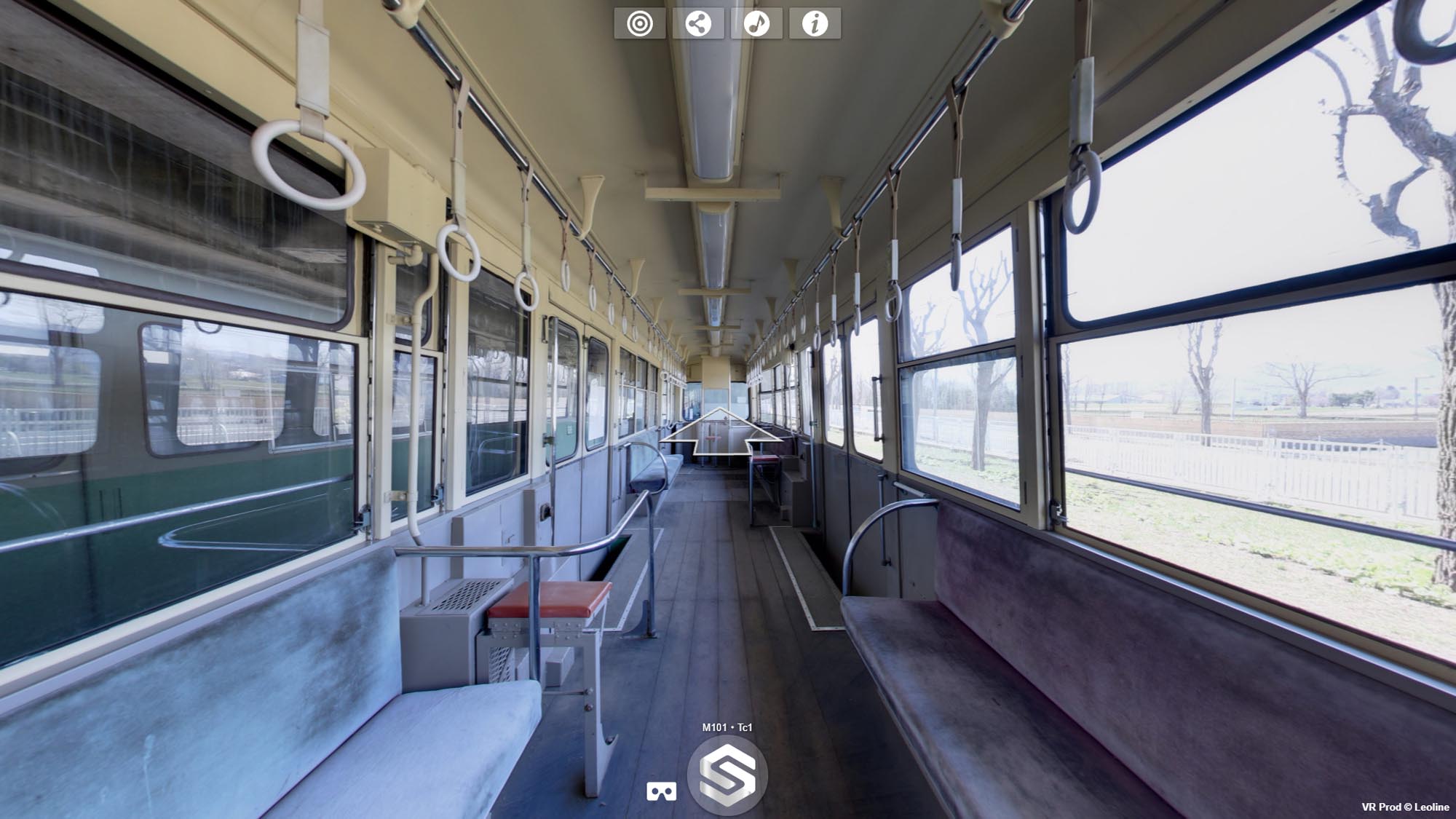 札幌市電Tc1の車内。客室の座席、窓、吊り革を360°で記録