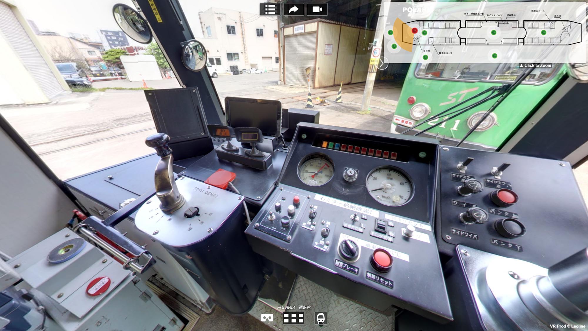 札幌市電ポラリスの運転席。速度計、圧力計、操作スイッチ、マスターコントローラー