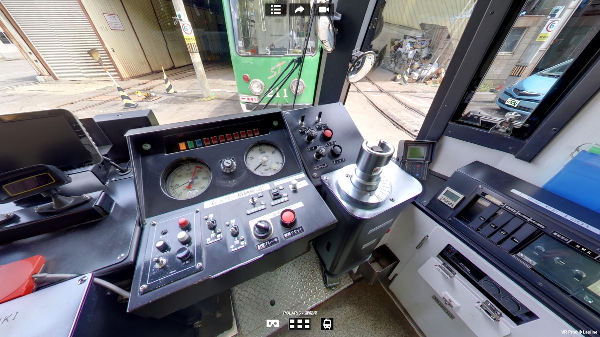 札幌市電ポラリス運転席の別角度。操作盤、モニター、スイッチ類を詳細に確認できる