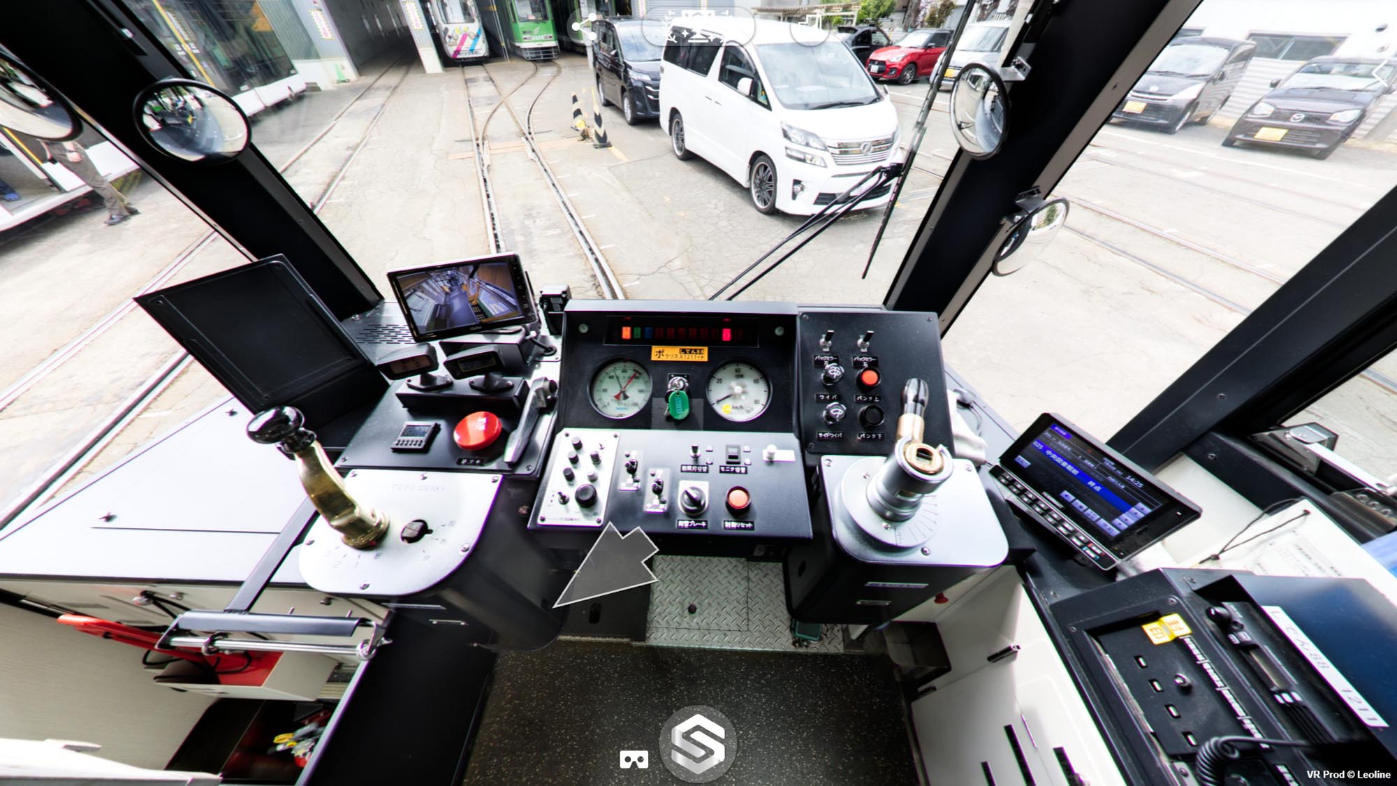 札幌市電ポラリスⅡの運転席全景。計器、操作器、モニター、前方視界が確認できる