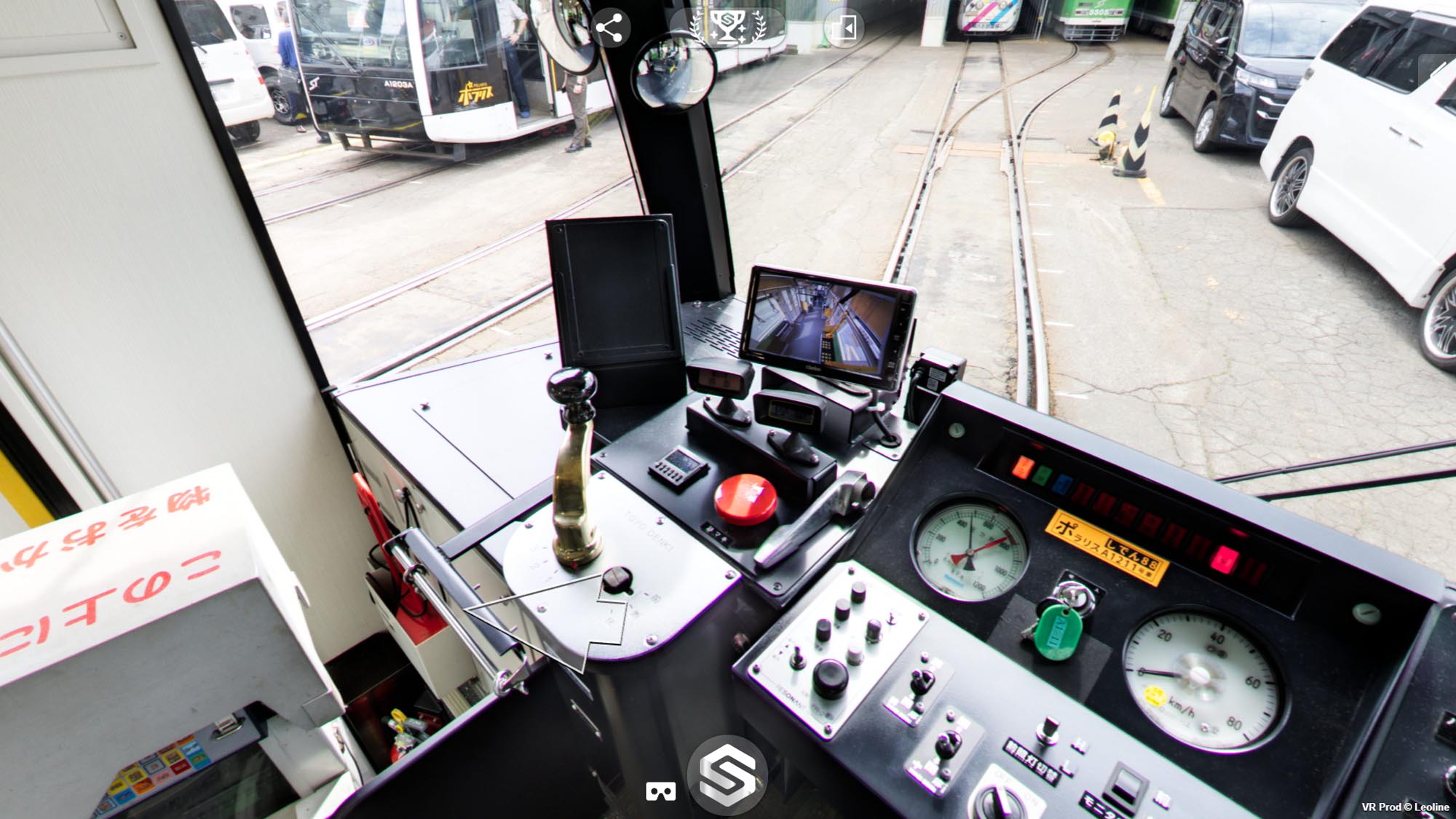 ポラリスⅡ運転席左側。操作器、モニター、各種スイッチを近距離で確認できる