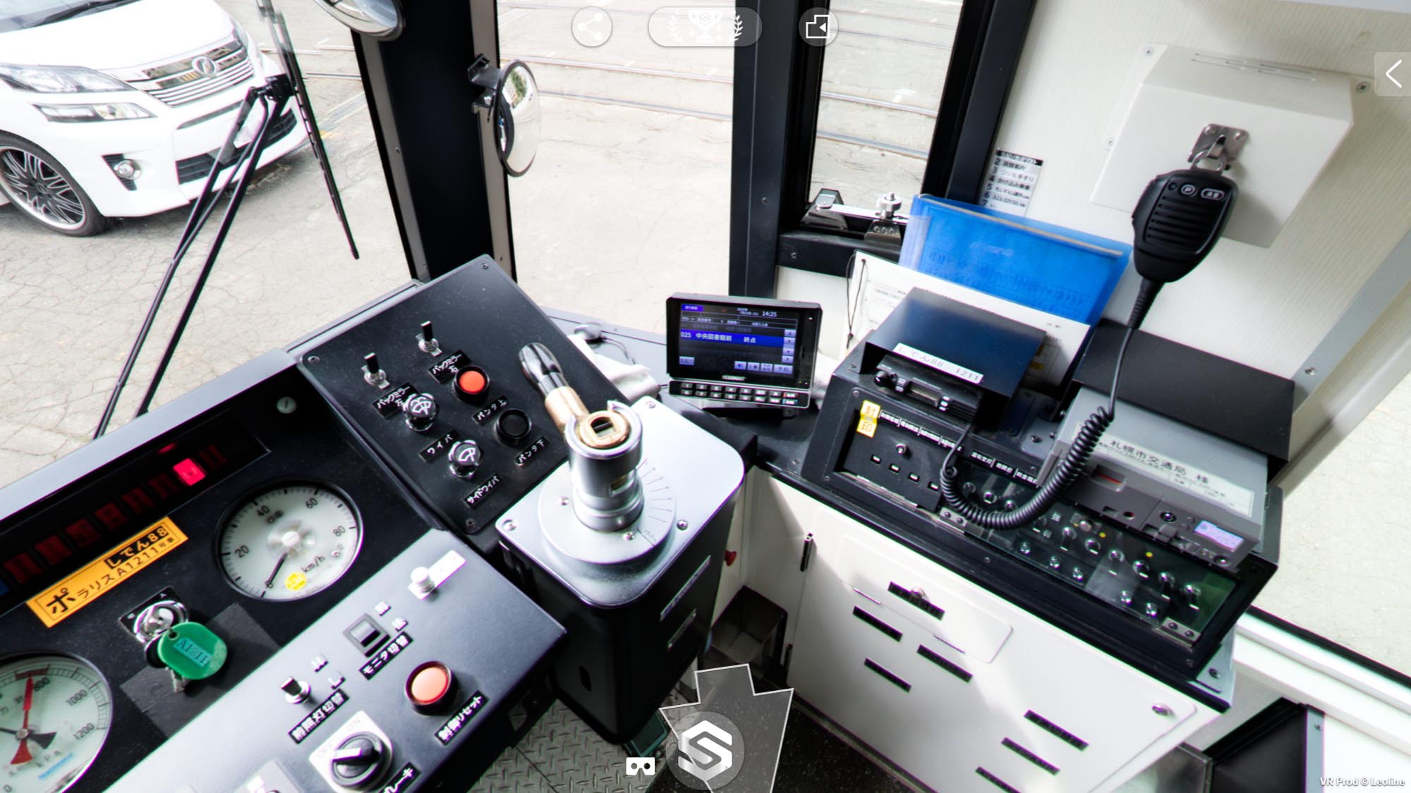 ポラリスⅡ運転席右側。操作器、無線設備、表示機器が見える